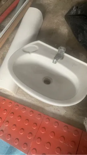 Lavatório de banheiro com a torneira branco 