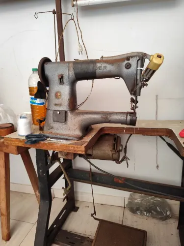 Vendo máquina de costura esquerdinha selaria