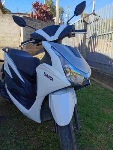 Yamaha Fluo 125 Connected Híbrida 2026 - Branca - Apenas 3.300 km!<br>