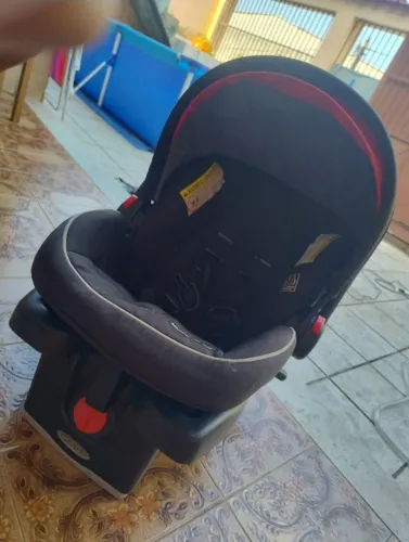 Bebê conforto com base para carro