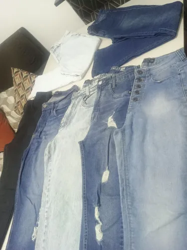 Vários modelos de calças jeans feminina