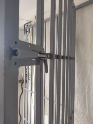 Grade em Metalon com portão, medindo 210x190cm em ótimo estado.