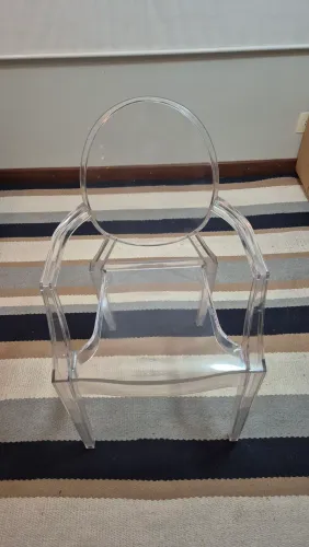 Vendo kit com 6 de  cadeiras com braços em acrílico transparente.
