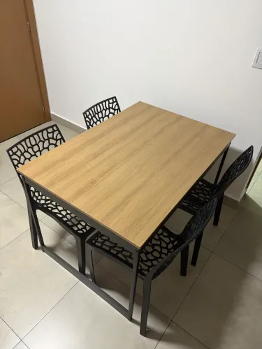 MESA NOVA COM 4 CADEIRAS