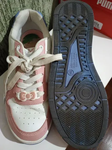 Tênis semi novo original dos estados unidos da hello Kitty