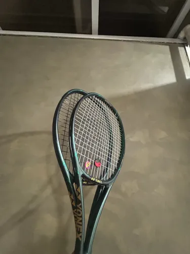 Raquete de tênis Yonex Vcore 97