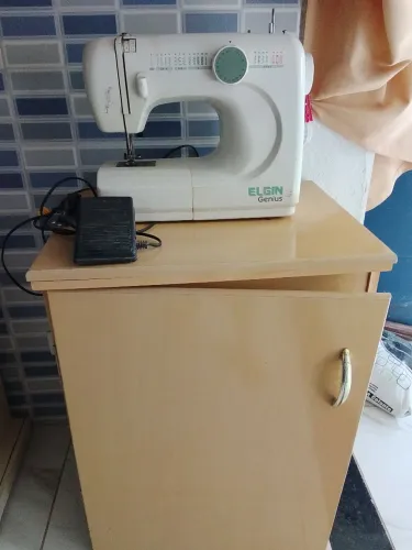Vendo uma máquina de costura ELGIN