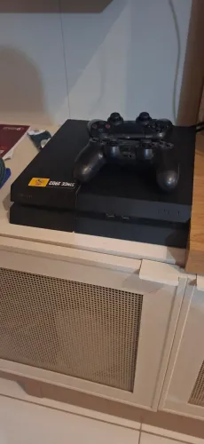 Vendo ps4 com 2 controles
