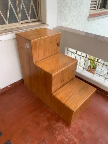 Escada em madeira com escrivaninha 