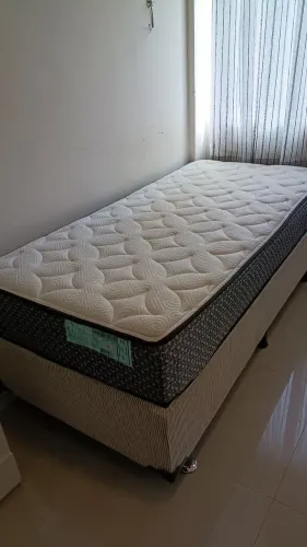 Cama solteiro muito nova