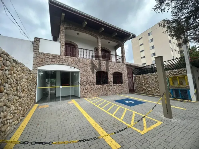 PONTO COMERCIAL/CASA - PARA LOCAÇÃO - COM 6 SALAS E 5 BANHEIROS - QUINTAL E VAGAS DE GARAG