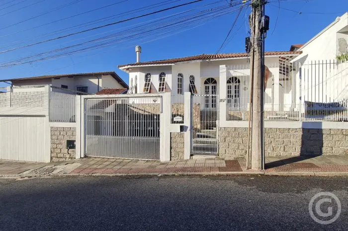 Casa ampla e semimobiliada no bairro Agronômica, em Florianópolis