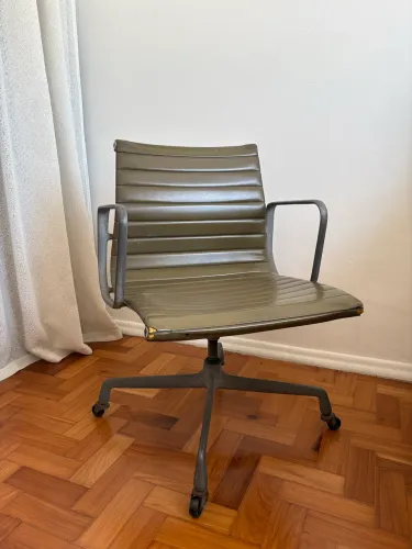 Cadeira Executiva Estilo Eames Aluminum EA117 - Base Alumínio com Rodízios