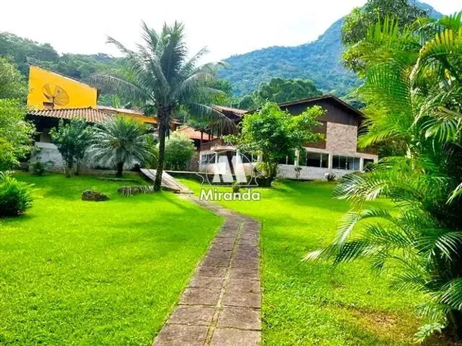 Casa de 4 qts, de esquina, em Condomínio no Limoeiro com Cachoeira