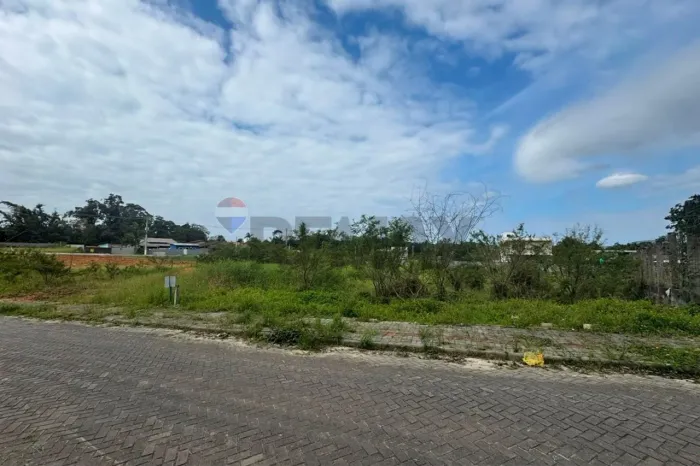 Terreno no Centro de Penha, 911m² - Invista Já!