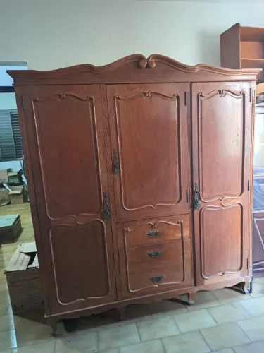 JOGO DE QUARTO  ANTIGO ESTILO LUIS XV-01 GUARDA ROUPA ,02 MESAS DE CABEÇEIRAS E 01 CÔMODA