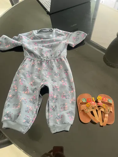 Pijama bebê e sandália