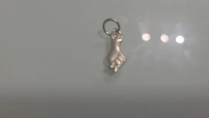 Pingente em prata 925 em formato de figa 