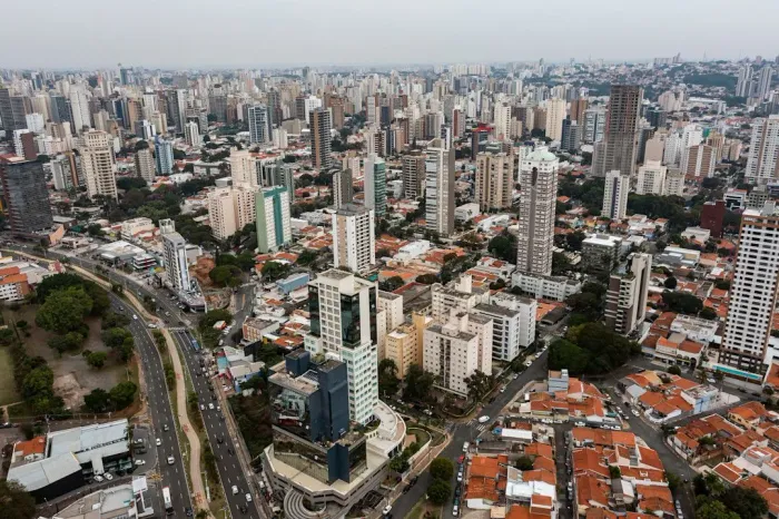 Divido kitnet Ampla: Região Nobre no centro de Campinas