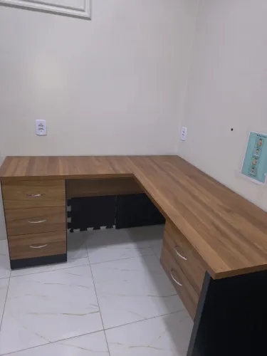Mesa de escritório em L