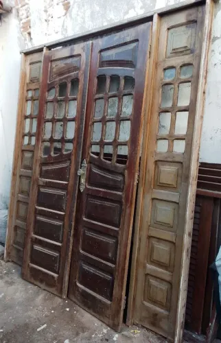 Porta de madeira maciça com quatro folhas