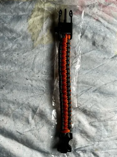 Bracelete Pulseira de Camping com Pederneira, Paracord e Apito