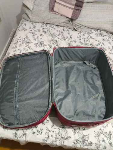Estou vendendo mala grande de viagem por R$ 50 está faltando alça retrátil da mala.