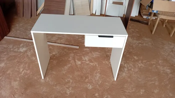 Mesa de estudo com gaveta