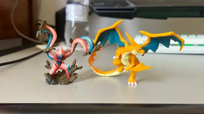 Miniatura Mega Charizard e Deoxys Pokémon TCG