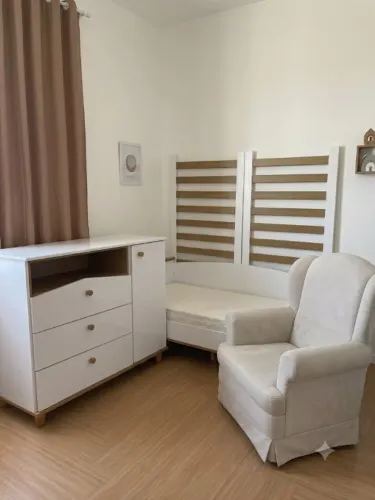 cômoda cama e poltrona 