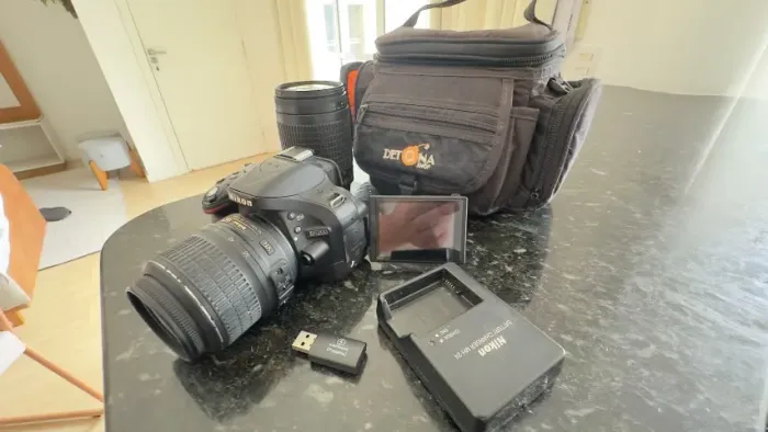 Nikon D5200 + 2 Lentes 18-55mm e 70-300mm + Bolsa e Acessórios
