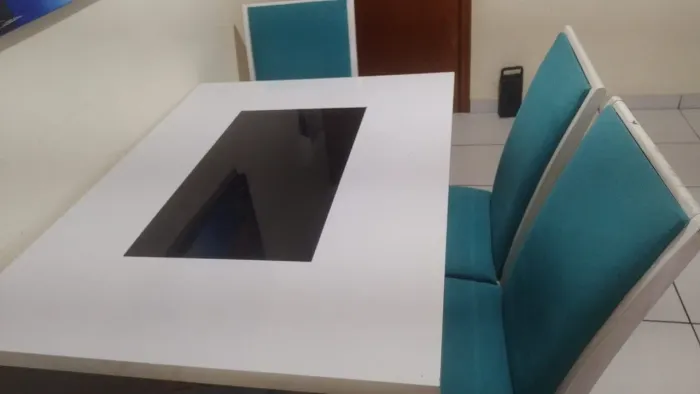 Mesa de madeira maciça com 4 cadeiras