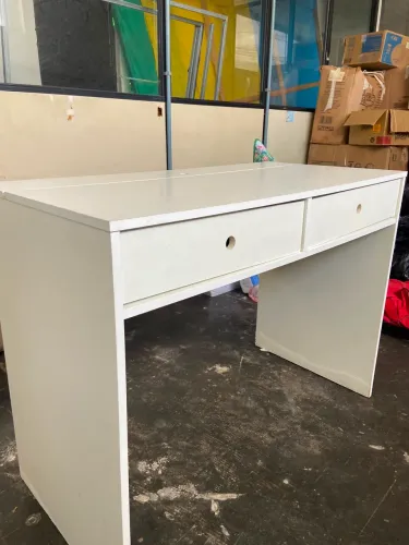 Mesa para computador com duas gavetas e espaço pra guardar estabilizador e fios.