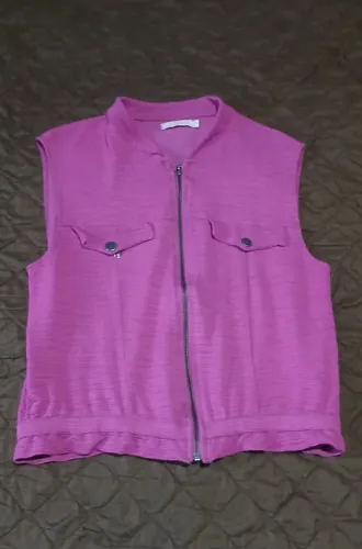 Jaqueta cor rosa sem mangas, tecido leve, pra sobreposição.
