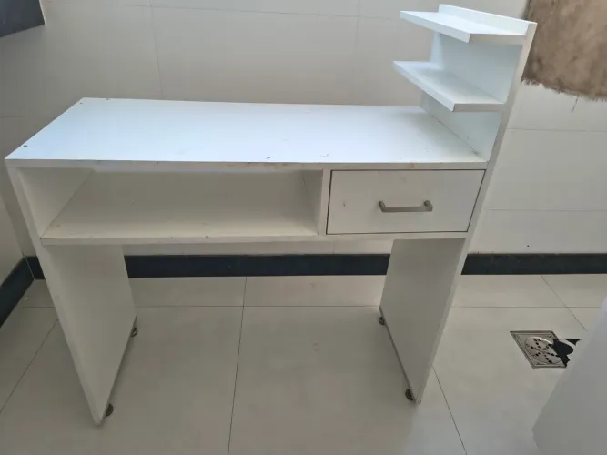 MESA PARA MANICURE