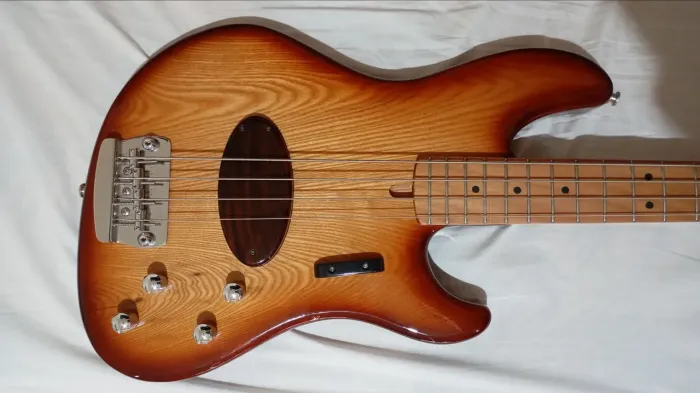 Baixo Jazz Bass som Musicman