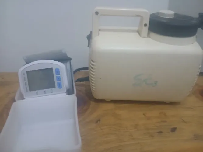 Medidor de pressão digital novo foi pouco usado e aparelho de nebulização
