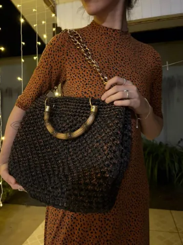 Bolsa preta com brilho e alça de bambu  