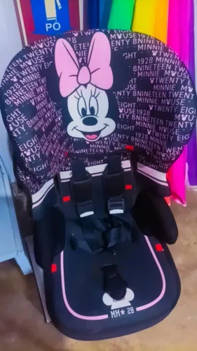Cadeirinha infantil para automóvel.