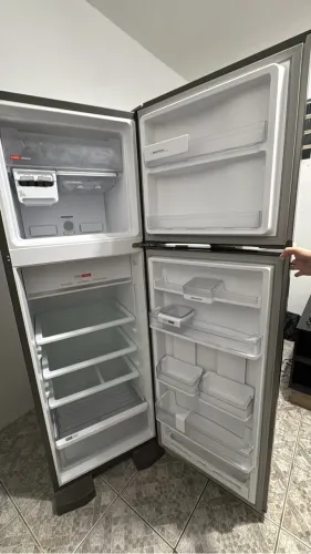 Geladeira frost free semi nova pouco tempo de uso toda original com garantia