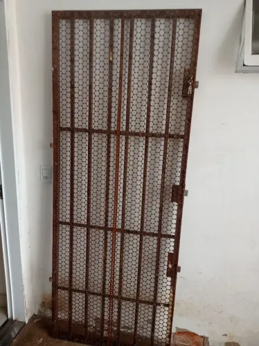 Porta de ferro com tela moeda