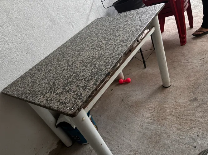 mesa com pedra com 1 m e 20 largura 
