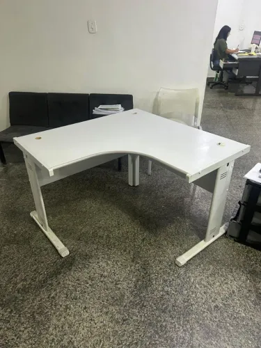 Vendo 4 mesas de escritório em perfeito estado. Valor unitário R$ 150,00.
