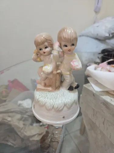 caixa de som Vintage Glazed Porcelain Musical Figurine Boy & Girl On Phones