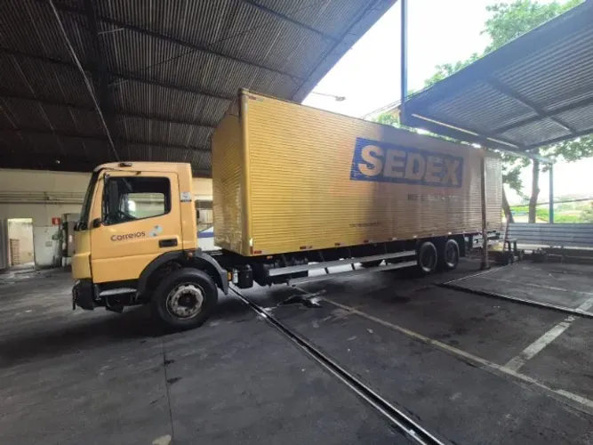 ATEGO 2426 COMPLETO COM BAU E PLATAFORMA RETRATIL