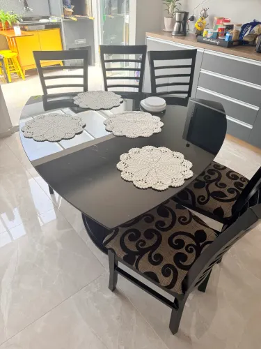 Mesa com tampo de vidro e 6 cadeiras