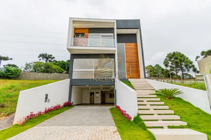Maravilhosa casa em condomínio clube com uma vista deslumbrante da serra do Mar!