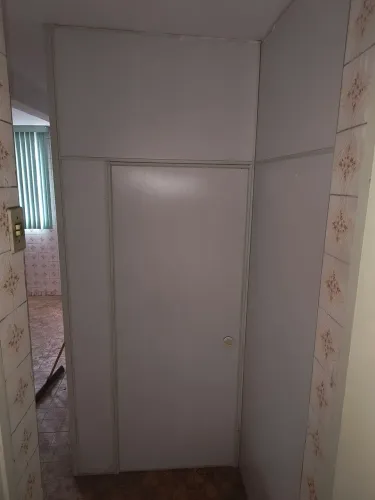Divisória em madeira com porta