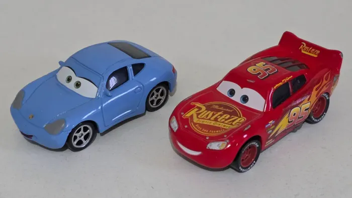 Dupla de carrinhos Saly e Mcquen Disney Pixar 