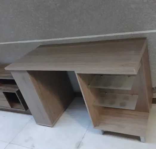 Mesa balcão com suporte pra copo, prateleira e porta